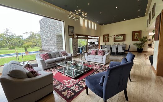 ADMON Realty 9 Mansión 4 dormitorios Puembo